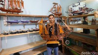 Miniatur kapal pong-pong ini cukup diburu para wisatawan maupun warga lokal.  
