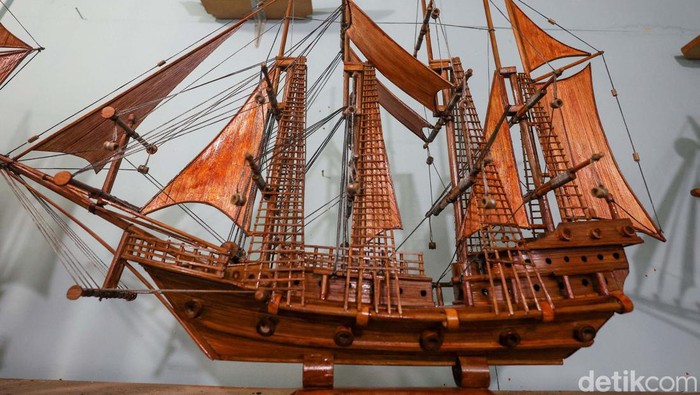 Miniatur Kapal Pong-pong Banyak Diburu Wisatawan Miniatur kapal pong-pong banyak diburu wisatawan. Warga Natuna ini pun melihat peluang dan mulai membuat miniatur kapal tersebut.