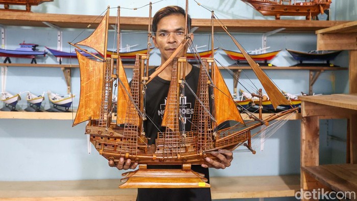 Miniatur kapal pong-pong banyak diburu wisatawan. Warga Natuna ini pun melihat peluang dan mulai membuat miniatur kapal tersebut.
