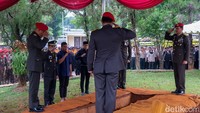 KSAD Jenderal Maruli Simanjuntak tampak menghadiri pemakaman Doni. Ia mengangkat bendera merah putih dari peti jenazah.