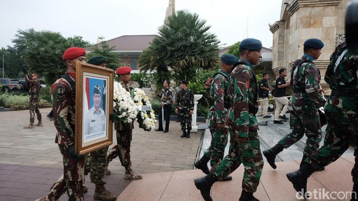Momen Panglima TNI hingga AHY Beri Penghormatan untuk Doni Monardo Doni Monardo dimakamkan secara militer di TMP Kalibata, Jakarta, Senin (4/12/2023). Para pejabat militer, purnawirawan TNI, menteri kabinet, dan politikus memberikan penghormatan terakhir.