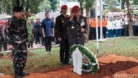 Panglima TNI Jenderal Agus Subiyanto bertindak sebagai inspektur upacara pemakaman. Usai meletakkan karangan bunga, Agus memberikan penghormatan terakhir ke arah liang lahad.