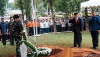 Wapres ke-6 Jenderal (Purn) Try Sutrisno turut memberikan penghormatan terakhir.