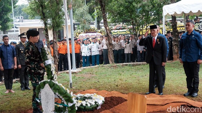 Momen Panglima TNI hingga AHY Beri Penghormatan untuk Doni Monardo Doni Monardo dimakamkan secara militer di TMP Kalibata, Jakarta, Senin (4/12/2023). Para pejabat militer, purnawirawan TNI, menteri kabinet, dan politikus memberikan penghormatan terakhir.
