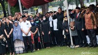 Para pejabat militer, purnawirawan TNI, menteri kabinet, dan politikus memberikan penghormatan terakhir. Purnawirawan TNI yang juga hadir adalah Mantan Kepala BIN Jenderal (Purn) A.M Hendropriyono. Sedangkan Menko PMK Muhadjir Effendy dan Mensos Tri Rismaharini hadir mewakili menteri kabinet Presiden Jokowi.