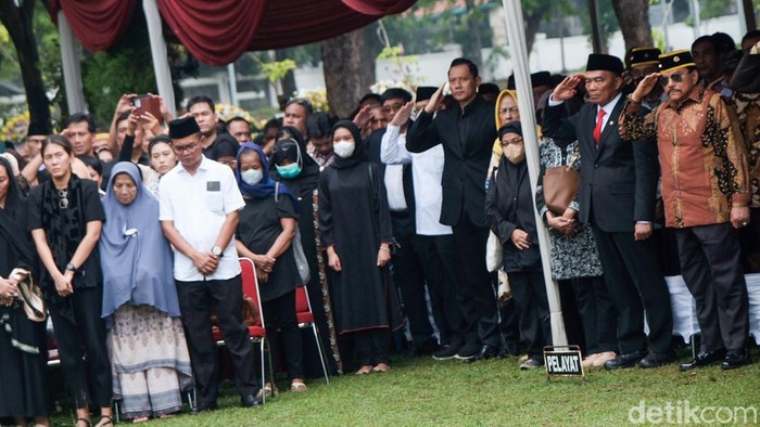 Doni Monardo dimakamkan secara militer di TMP Kalibata, Jakarta, Senin (4/12/2023). Para pejabat militer, purnawirawan TNI, menteri kabinet, dan politikus memberikan penghormatan terakhir.