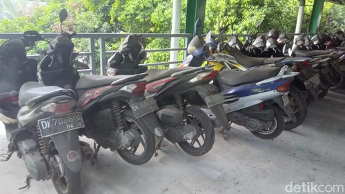 Puluhan sepeda motor terparkir dan hingga mangkrak sejak 2016 di gedung parkir terbuka sisi utara Bandara Internasional Ngurah Rai, Senin (4/11/2023).