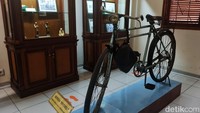 Dalam ruangan lain ada sebuah sepeda ontel yang dipakai oleh tokoh agama untuk menyebarkan ajaran Katolik.  