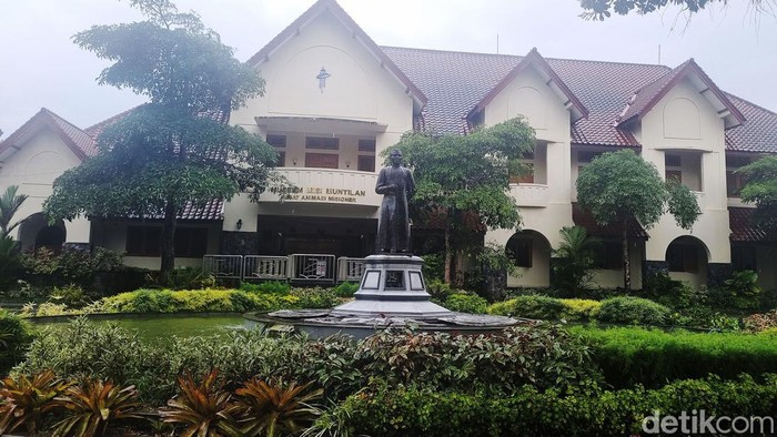Muntilan dikenal dengan julukan Betlehem van Java. Hal ini karena besarnya pengaruh dari Romo van Lith, pastor dari Belanda yang menyebarkan agama Katolik di Jawa. Ia menjadi tokoh penting atas berdirinya Gereja Santo Antonius dan Sekolah Pangudi Luhur Van Lith. Gereja dan Sekolah ini berada dalam satu kompleks, yaitu Kompleks Misi Muntilan. Di sini juga berdiri Museum Misi Muntilan yang menyimpan kisah perjalanan dan peninggalan jejak penyebaran agama Katolik, khususnya di Jawa Tengah dan Yogyakarta.