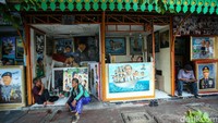 Beberapa lukisan koalisi partai juga dijual di sini.  