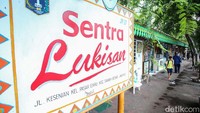 Sementara untuk lukisan cat air ukuran 10R mulai dari Rp 300 ribu.  