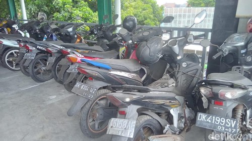 Sebagian motor yang terbengkalai di Bandara Ngurah Rai.