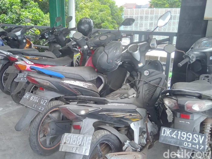 Sebagian motor yang terbengkalai di Bandara Ngurah Rai.