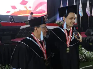 Ayah dan Anak Ini Kuliah-Wisuda S2 Bareng, Kompak Lulus dari Telkom University