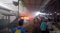 Saat ini sejumlah petugas pemadam kebakaran masih melakukan proses pemadaman api.