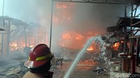 Berdasarkan informasi yang didapat detikJatim di lokasi, kebakaran terjadi sejak Senin (4/12/2023) sekitar pukul 15.30 WIB.