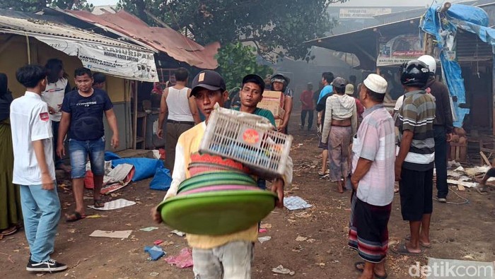 Pasar Leces, Probolinggo mengalami kebakaran, Senin (4/12). Kebakaran terjadi sekitar pukul 15.30 WIB.