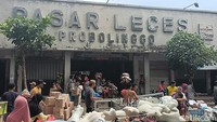Api terlihat terus membesar dengan asap hitam membubung tinggi. Ratusan pedagang di pasar itu kalang kabut memadamkan api.