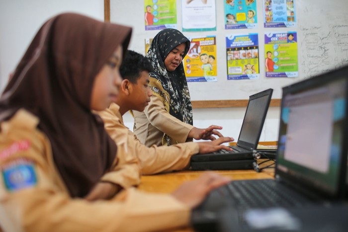 Pelajaran komputer di salah satu sekolah di Natuna, Riau.