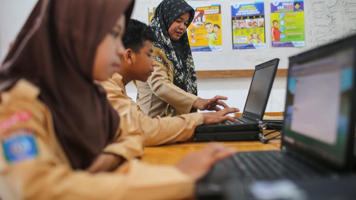 Pelajaran komputer di salah satu sekolah di Natuna, Riau.