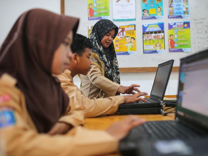 Pelajaran komputer di salah satu sekolah di Natuna, Riau.