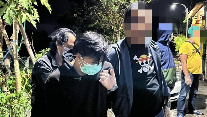 Pelaku memakai masker saat diamankan Polisi.