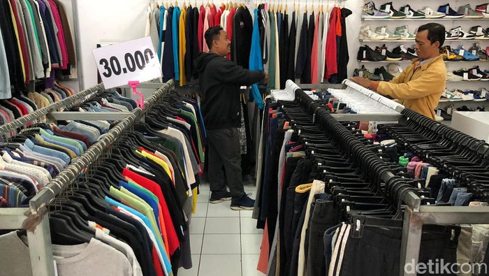 Pelaku pencurian di sebuah toko thrifting yang berlokasi di jalan Sultan Ageng Sumber