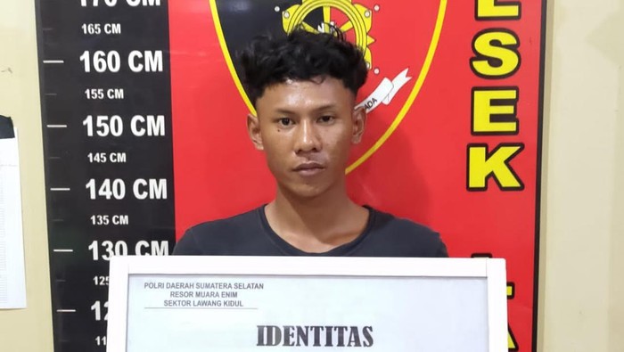 Andre Aprian Saputra, tersangka penganiayaan berat ditahan Polsek Lawang Kidul.