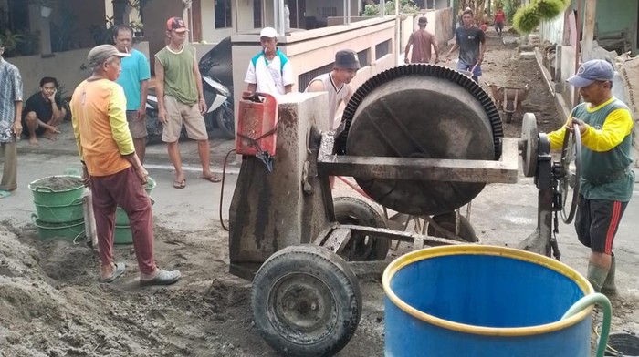 Warga Desa Mayungan, Kecamatan Ngawen mengecor jalan dengan dana talangan meski bantuan aspirasi tidak jelas.