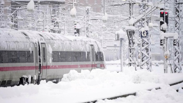 Penampakan Salju Tebal Ganggu Sistem Transportasi Jerman A train is parked at the central station after heavy snow fall in Munich, Germany, Saturday, Dec. 2, 2023. (AP Photo/Matthias Schrader)