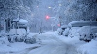 Lebatnya hujan salju pun menutupi jalan raya juga mobil yang terparkir di sepanjang jalan. Menurut Dinas Cuaca Jerman, salju setebal 30-40 cm diperkirakan akan terjadi di Bavaria hanya dalam waktu 24 jam. AP/Matthias Schrader