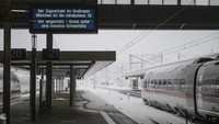 Pemandangan peron kosong di stasiun kereta api utama Munich Jerman, Sabtu, 2 Desember 2023. Kereta api menuju dan dari stasiun pusat Munich dihentikan akibat badai musim dingin yang membawa hujan salju. AP/Lukas Barth