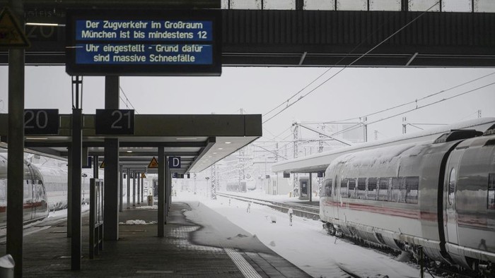 Penampakan Salju Tebal Ganggu Sistem Transportasi Jerman A view of an empty platform at the Munich main railway station Germany, Saturday, Dec. 2, 2023. Munichβs airport has canceled all flights for the day after a winter storm dumped snow across southern Germany and parts of Austria and Switzerland, affecting travel across the region. Trains to and from Munichβs central station were also halted, Germanyβs national railway said, advising passengers to delay or re-route their journeys. (Lukas Barth/dpa via AP)