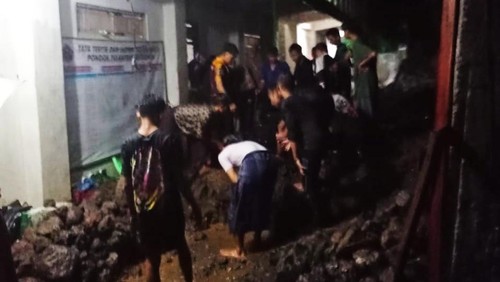 Anggota Basarnas, BPBD Karangasem, dan warga setempat mencari tiga santri Pondok Pesantren At-Taqwiim yang tertimbun longsor di Desa Bukit, Karangasem, Bali, pada Minggu malam (3/12/2023).
