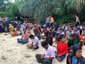 Luntang-lantung Pengungsi Rohingya, Tenda Dibongkar Warga-Ditampung di Dermaga