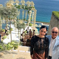 Tak sendirian, Maia hadir dengan ditemani suaminya, Irwan Mussry. Irwan tampil rapi mengenakan kemeja putih, celana panjang hitamm dan jas berwarna biru muda. Penampilannya juga dilengkapi dengan kaca mata hitam. Foto: Instagram