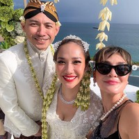 Luna Maya Maya juga tampak hadir dan foto selfie bersama pasangan pengantin baru BCL-Tiko. Tampil santaai namun tetap stylish, Luna memadukan dress hitam tanpa lengannya dengan kalung serta anting mutiara. Tak lupa ia juga mengenakan kaca mata hitam untuk melengkapi gayanya. Foto: Instagram