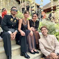 Berpose bersama para tamu undangan yang hadir, Luna Maya tampak ditemani Aming, Maia Estianty dan Vidi Aldiano. Dalam unggahan Instagram Luna tak sedikit yang dibuat salfok melihat gaya Aming. Gayanya itu dipuji keren. Foto: Instagram