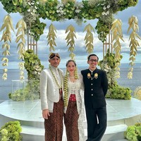 Aming tampil stylish dalam balutan busana serba hitam. Ia tampak memadukan beskap dengan celana panjang dan sepatu pantofel. Tampil totalitas, gaya Aming pun banjir pujian. Foto: Instagram