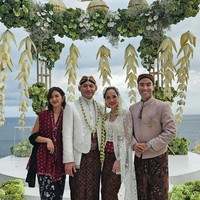 Tak ketinggalan, Vidi Aldiano yang mengenakan busana kental adat Jawa itu tampak hadir ditemani oleh istrinya, Sheila Dara. Sheila Dara terlihat cantik dengan memadukan busana berwarna merah dan hitam. Foto: Instagram