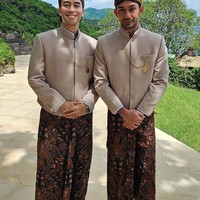 Datang sebagai groomsman di pernikahan BCL dan Tiko, Vidi dan Reza Rahardian juga tak lupa berpose bersama. Keduanya tampak kompak mengenakan beskap berwarna coklat dilengkapi dengan blangkon di kepalanya. Foto: Instagram