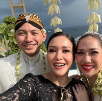 Maia Estianty tampak menghadiri acara pernikahan BCL dan Tiko. Mengenakan dress hitam, Maia tampil cantik dengan pulasan makeup natural flawless. Ia juga tampak selfie bersama pasangan pengantin baru BCL dan Tiko. Foto: Instagram