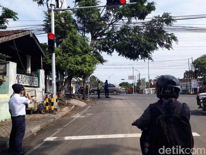 Petugas Dishub dan Satlantas Polres Boyolali memantau uji coba traffic light di simpang Tegalwire, Mojosongo, Boyolali, Senin (4/12/2023).