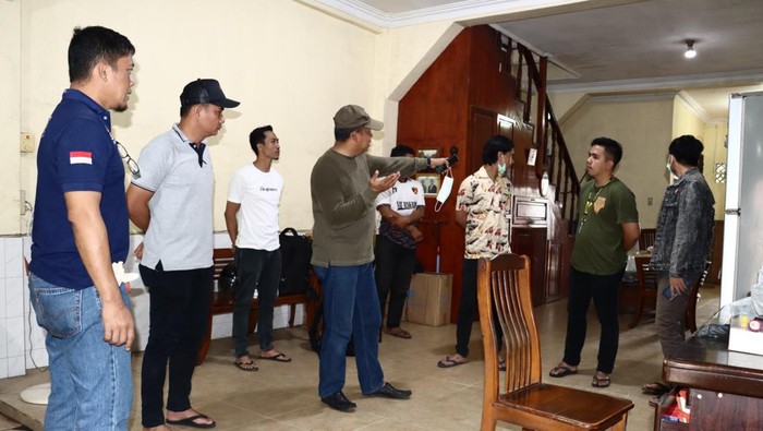 Pihak kepolisian saat olah TKP di toko korban. (Foto: Dok. Polres Nias).