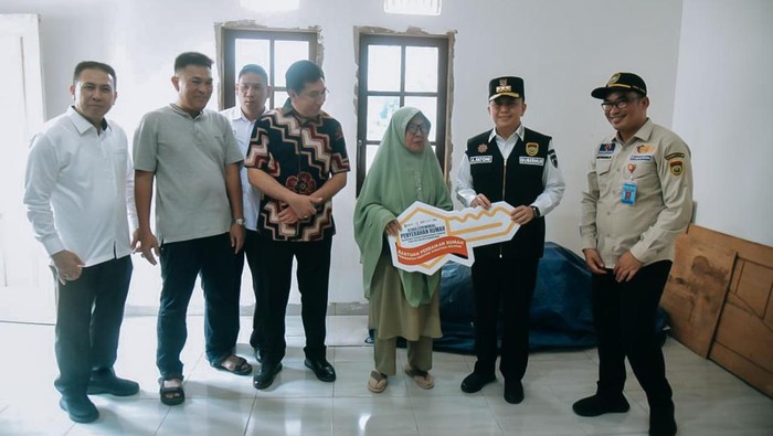 Pj Gubernur Sumsel menyerahkan rumah yang layak huni yang diperbaiki pemerintah