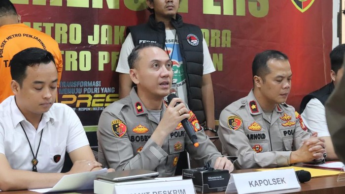 Polisi menangkap kurir narkoba saat bertransaksi di depan masjid di Jakarta Utara