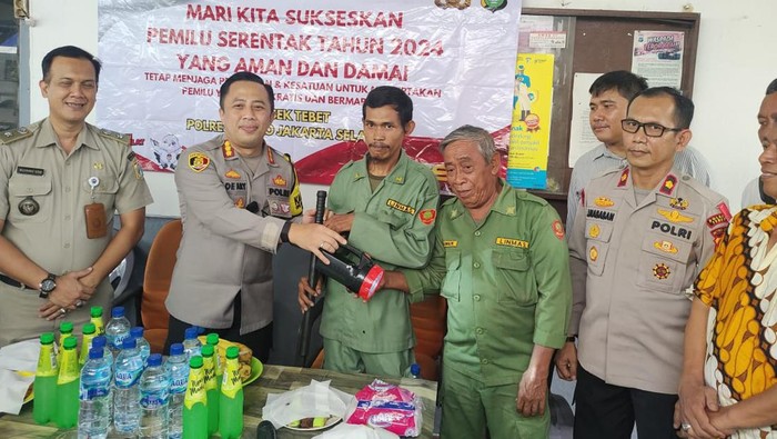 Polres Metro Jakarta Selatan melakukan asistensi Siskamling di wilayah Tebet.