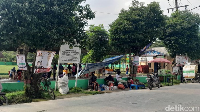 Poster caleg dipasang di pohon yang ada di Medan