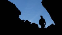 Perbukitan gersang dan pepohonan yang meranggas menjadi pemandangan khas saat musim kemarau tiba di Kabupaten Gunungkidul, DI Yogyakarta.