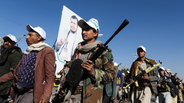 Newly recruited fighters who joined a Houthi military force intended to be sent to fight in support of the Palestinians in the Gaza Strip, march during a parade in Sanaa, Yemen December 2, 2023. REUTERS/Khaled Abdullah     TPX IMAGES OF THE DAY